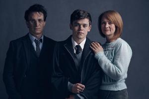 Harry Potter (Jamie Parker, l.) und seine Familie
