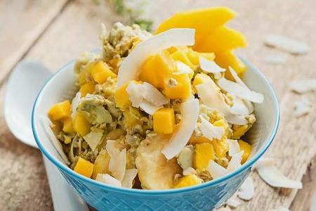 Eine Schale Mango-Kokos-Oatmeal