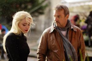 "3 Days to Kill": Die CIA-Agentin Vivi Delay (Amber Heard) unterbreitet Ex-Agent Ethan Renner (Kevin Costner) ein unmoralisc...