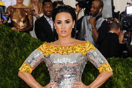 Demi Lovato in einem silbernen Kleid bei der Met Gala 2016
