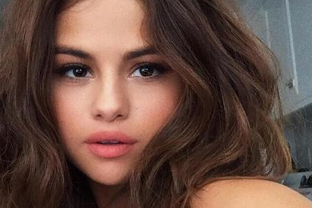 Selena Gomez (23) beherrscht den Nude-Look perfekt und betont die Lippen in Apricot.