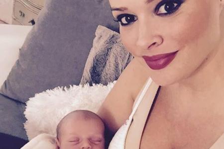 Stolz präsentiert Neu-Mama Daniela Katzenberger (29) ihre kleine Tochter Sophia der Welt. Wie süß das kleine Kätzchen ist, b...