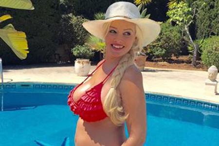 Offensichtlich stolz auf alle drei Rundungen: 