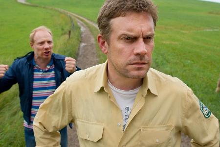 Einen neuen Eberhofer-Fall gibt es nicht nur in Buchform, sondern bald auch im Kino: Ab 11. August hat Rudi (Simon Schwarz) ...