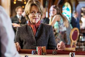 "Oma zockt sie alle ab": Rosa (Cornelia Froboess) will am Spieltisch das verlorene Hab und Gut zurückgewinnen.