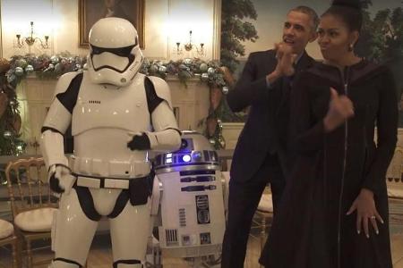 Barack Obama und seine Frau Michelle tanzen mit Storm Troopers und R2D2