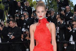Rosie Huntington-Whiteley fällt in strahlendem Rot auf