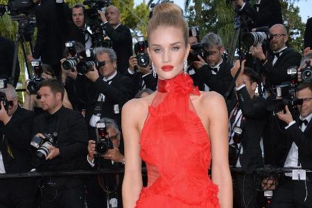 Rosie Huntington-Whiteley fällt in strahlendem Rot auf