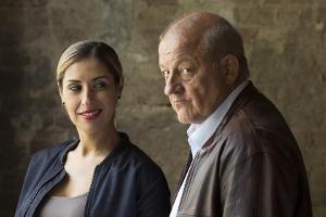 "Nur nicht aufregen!": Anwältin Aylin (Senna Gammour) ist sich ihrer Kompetenz bewusst. Paul (Leonard Lansink) sieht das ehe...