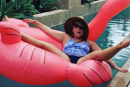 Amy Schumer inszeniert sich auf einem aufblasbaren Flamingo