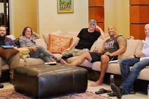 Gruppenbild mit Muskelprotz: Dwayne "The Rock" Johnson diskutiert mit den Machern der "Doc Savage"-Verfilmung