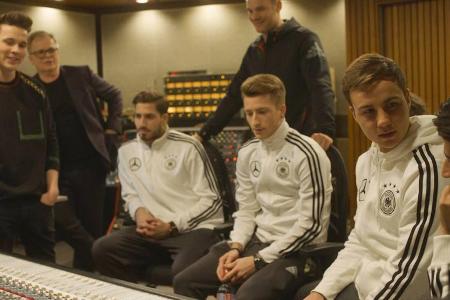 Felix Jaehn und Herbert Grönemeyer präsentieren den Kickern der Fußball-Nationalmannschaft ihren EM-Song 2016