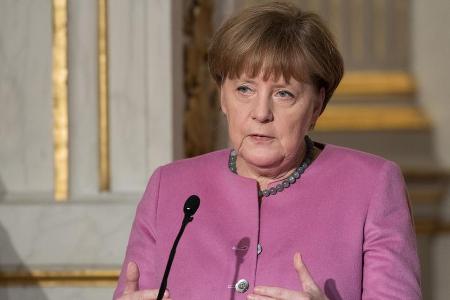 Kanzlerin Angela Merkel verurteilt die Aussagen des stellvertretenden AfD-Vorsitzenden Alexander Gauland über Fußball-Nation...