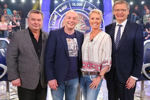 In der 1250. Sendung von "Wer wird Millionär?" helfen Sonja Zietlow, Waldemar Hartmann und Millionen-Gewinner Ralf Schnoor a...