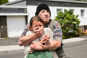 "Helen Dorn: Bis zum Anschlag": Lisa Weiss (Luna Esteban Loos) wird am helllichten Tag von einem maskierten Täter entführt.