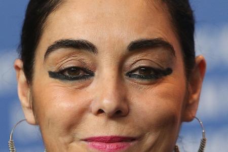 Shirin Neshat studierte gerade in den USA, als in ihrer iranischen Heimat 1978 die Revolution ausbrach, die letztlich die fu...