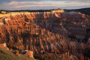 Leuchtende Sandstein-Formationen bei Sonnenaufgang im Cedar Breaks National Monument