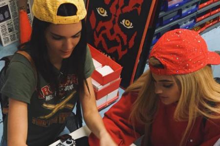 Kylie und Kendall Jenner spielen vergnügt mit Lego