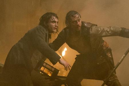 Victor Frankenstein (James McAvoy, r.) und sein Gehilfe Igor (Daniel Radcliffe) sehen nicht glücklich über ihre Kreation aus.