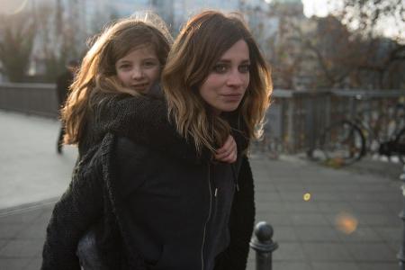 Karo (Claudia Eisinger) hat schwer mit ihrem inneren Kind zu tragen