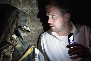 "Tatort: Château Mort": Kommissar Perlmann (Sebastian Bezzel) ist zusammen mit einem skurrilen Gefährten in einer Höhle eing...