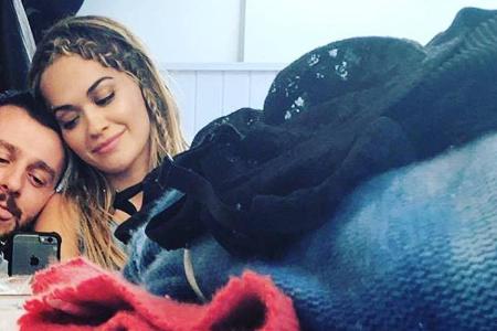 Matt Irwin albert auf einem Selfie mit Rita Ora herum