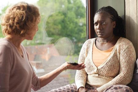 Die Kriminalpsychologin Lydia Rosenberg (Juliane Köhler) spricht mit der traumatisierten Cécile Mulolo (Thelma Buabeng, r.)