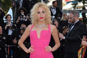 Pixie Lott beeindruckt in Cannes mit einem farbenfrohen Auftritt