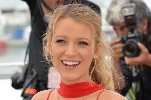 Blake Lively ist zwar US-Amerikanerin, weiß aber wie man sich an der französischen Riviera stylt
