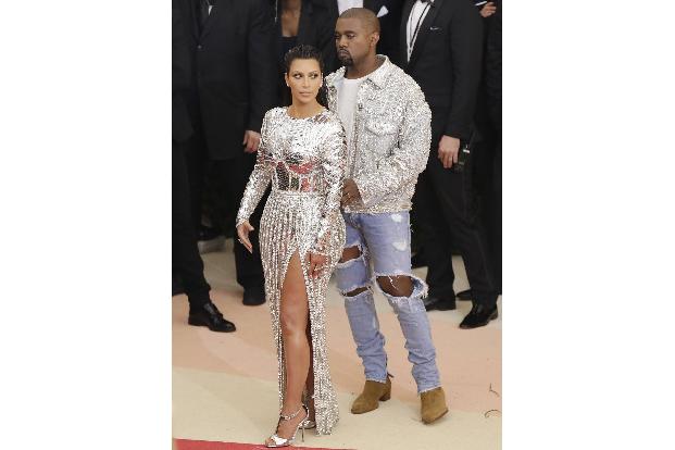 Kanye West kam zur Met Gala in zerrissenen Jeans und silberner Jacke. Seine Frau Kim Kardashian präsentierte ihre wieder ers...