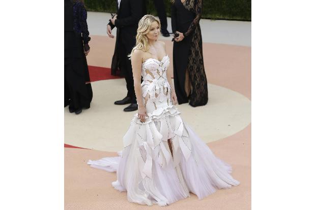 Atemberaubend war auch das lange weiße Kleid von Kate Hudson. Die schulterfreie Robe stammt von Versace.