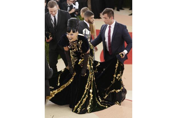 Katy Perry hatte mit ihrer schwarz-goldenen Robe sichtlich Mühe. Das Kleid hatte eine lange Schleppe. Ihre Haarfarbe war nat...