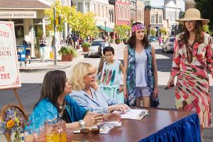 So kennen und lieben Fans die "Gilmore Girls": Lorelai (Lauren Graham, re.) und Rory (Alexis Bledel) in flippigen Outfits