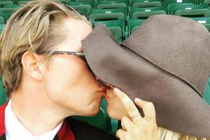 Es ist offiziell: Kaley Cuoco küsst Karl Cook