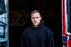 Der deutsche Rapper Kontra K schreibt seine Musik aus dem Bauch heraus