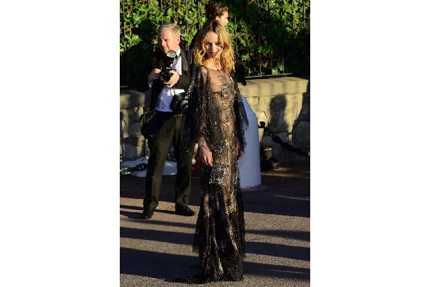 ...Roben wie die von Vanessa Paradis und Co.? Was zieht man da bloß drunter an, damit man nicht vielleicht zufällig etwas en...