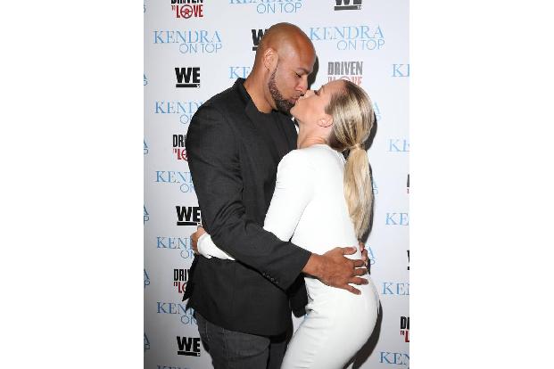 ...erhielt die dralle Blondine dabei von ihrem Ehemann, dem American-Football-Spieler Hank Baskett. Der knutschte seine Lieb...