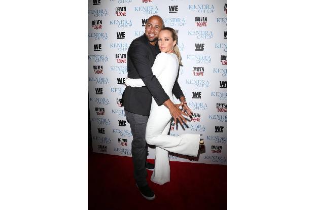 ...täuschte auch noch hemmungsloses Popo-Fummeln an. Tja, die beiden scheinen sich als Ehepartner gesucht und gefunden zu ha...