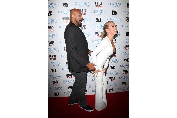 ...offenbar für nichts zu schade, um die Aufmerksamkeit der Presse zu erhaschen. Und wenn nicht mit solchen Fotos, dann verr...