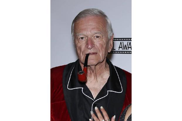 ...Hugh Hefner einige Male betrogen hat. Andererseits: Mit drei Frauen an seiner Seite war er ja auch nicht gerade der Inbeg...