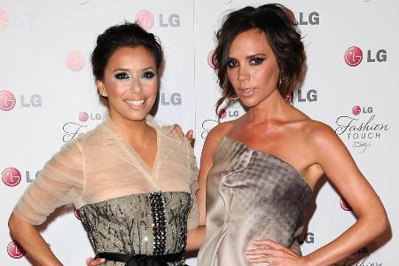 Victoria Beckham (rechts) soll das Hochzeitskleid von Eva Longoria entworfen haben