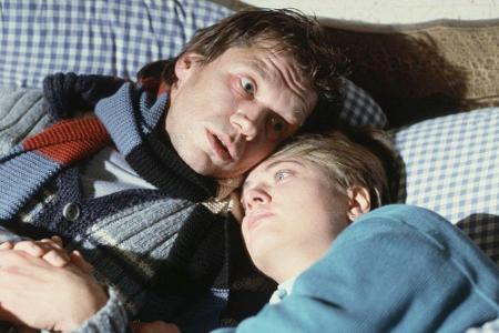 1988 stirbt Gabis (Andrea Spatzek) erster Mann Benno (Bernd Tauber) an Aids. Zehn Jahre später verschwindet ihr Sohn Max (Mo...