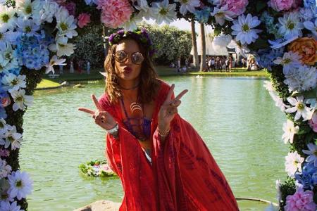 Alessandra Ambrosio veredelte ihre Outfits für das Coachella Festival mit stylischen Horn-Accessoires