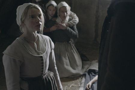 Thomasin (Anya Taylor-Joy) schwört auf Knien, dass sie keine Hexe ist...