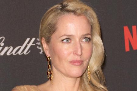 Gillian Anderson in Glamour-Robe auf dem roten Teppich - schöner wäre sie nur mit Pistole und der Lizenz zum Töten