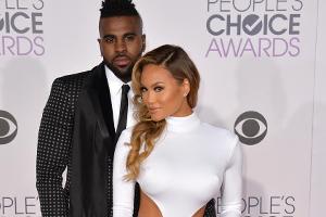 Jason Derulo und Daphne Joy auf dem roten Teppich der People's Choice Awards im Januar