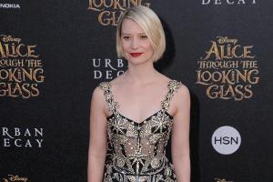 Mia Wasikowska kleidet sich passend zum Film ganz märchenhaft