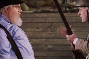 Die Schauspieler, die in dem "ERB"-Clip George R.R. Martin (links) und J.R.R. Tolkien spielen