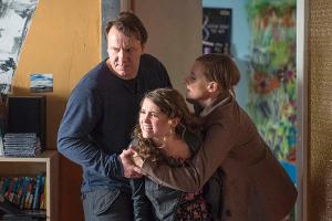 "Polizeiruf 110: Endstation": Die Eltern Schilchow (Ronald Kukulies und Paula Dombrowski) haben Mühe, ihre Tochter Bella (Ja...