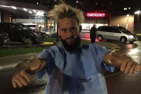 Noch etwas mitgenommen, aber nicht schwer verletzt: der Wrestler Enzo Amore